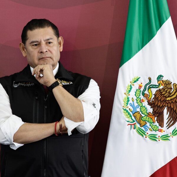 Alejandro Armenta denunció que TV Azteca financia "granjas de bots" en Argentina y Asia para desprestigiar el Cablebús. FOTO: Heraldo de Puebla.