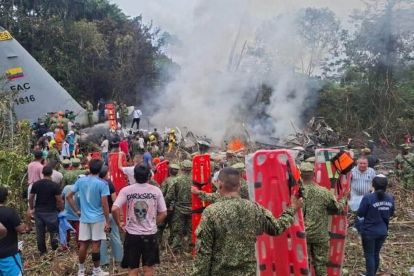 Tras la caída del avión militar en Colombia, se han confirmado 34 víctimas, 70 heridos y 21 personas, aún desaparecidos. FOTO: EFE.