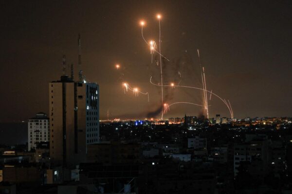 Versiones periodísticas señalan que Volkswagen evalúa virar hacia la fabricar de componentes del sistema Cúpula de Hierro; la empresa niega planes para producir armamento. FOTO: CNN.