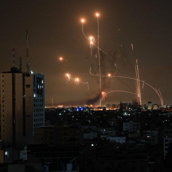 Versiones periodísticas señalan que Volkswagen evalúa virar hacia la fabricar de componentes del sistema Cúpula de Hierro; la empresa niega planes para producir armamento. FOTO: CNN.