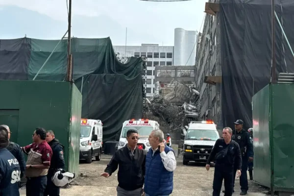 Claudia Sheinbaum confirmó que continúa la búsqueda de una persona atrapada tras el derrumbe de un edificio en San Antonio Abad. FOTO: Alfredo Domínguez.