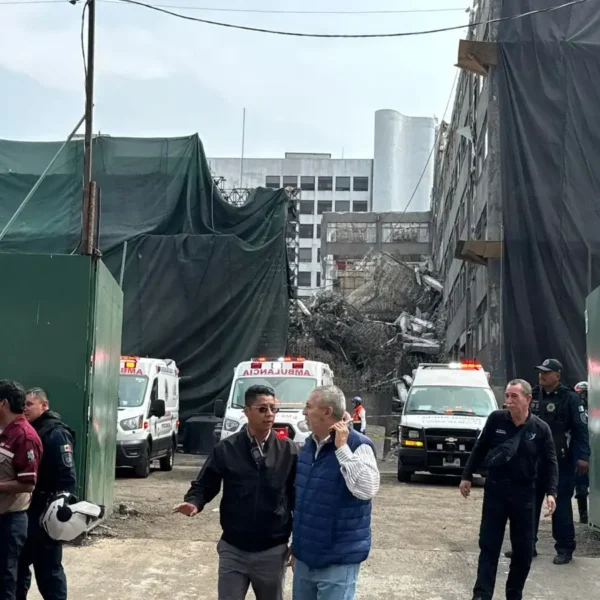 Claudia Sheinbaum confirmó que continúa la búsqueda de una persona atrapada tras el derrumbe de un edificio en San Antonio Abad. FOTO: Alfredo Domínguez.