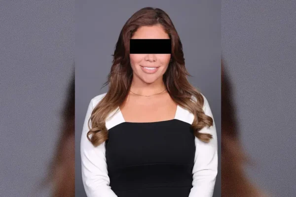 Un juez federal vinculó a proceso a Karina 'N', funcionaria del municipio de Monterrey, por presuntos delitos de extorsión y falsedad de declaraciones