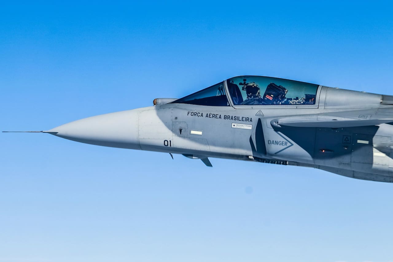 Brasil dio un paso clave en el fortalecimiento de su industria de defensa con la presentación de una aeronave supersónica ensamblada en su propio territorio. FOTO: XinHua.