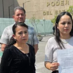 Familiares de un empresario asesinado en Tehuacán se manifestaron frente al PJE para exigir justicia tras la liberación del presunto autor intelectual del crimen. FOTO: El Sol de Puebla.