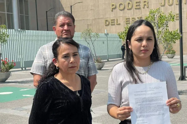 Familiares de un empresario asesinado en Tehuacán se manifestaron frente al PJE para exigir justicia tras la liberación del presunto autor intelectual del crimen. FOTO: El Sol de Puebla.