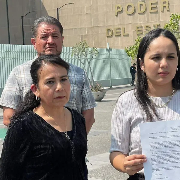Familiares de un empresario asesinado en Tehuacán se manifestaron frente al PJE para exigir justicia tras la liberación del presunto autor intelectual del crimen. FOTO: El Sol de Puebla.