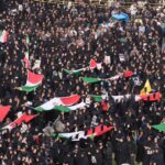 Irán tuvo una jornada de luto con un funeral colectivo de 165 niñas tras un ataque con misiles de la alianza Estados Unidos-Israel a una escuela en Minab. FOTO: EFE.
