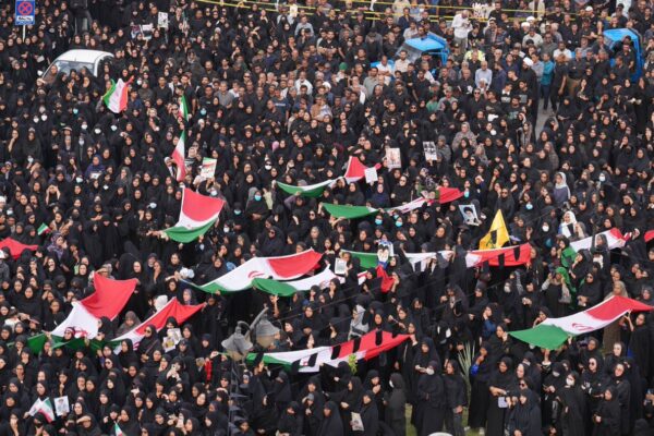 Irán tuvo una jornada de luto con un funeral colectivo de 165 niñas tras un ataque con misiles de la alianza Estados Unidos-Israel a una escuela en Minab. FOTO: EFE.