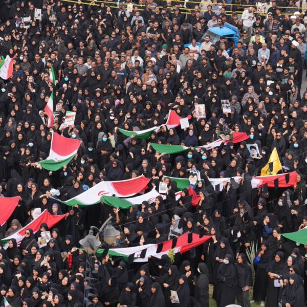 Irán tuvo una jornada de luto con un funeral colectivo de 165 niñas tras un ataque con misiles de la alianza Estados Unidos-Israel a una escuela en Minab. FOTO: EFE.