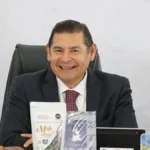 Alejandro Armenta reconoció que en su gabinete hay "mujeres de sobra" para competir en el futuro, pero advierte que aún no son tiempos electorales. FOTO: X @armentapuebla_.