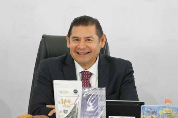 Alejandro Armenta reconoció que en su gabinete hay "mujeres de sobra" para competir en el futuro, pero advierte que aún no son tiempos electorales. FOTO: X @armentapuebla_.