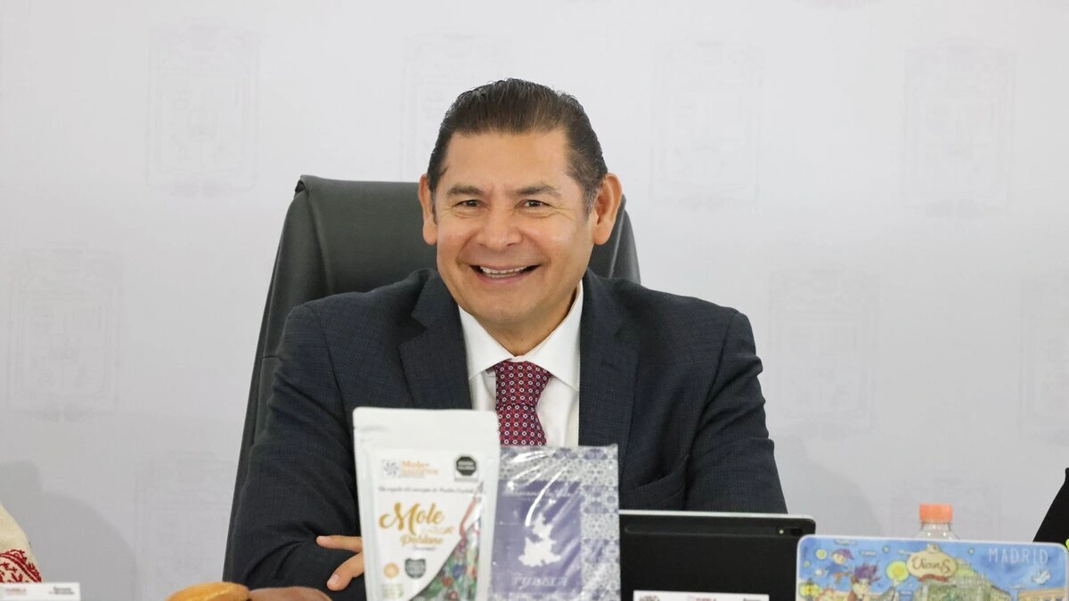Alejandro Armenta reconoció que en su gabinete hay "mujeres de sobra" para competir en el futuro, pero advierte que aún no son tiempos electorales. FOTO: X @armentapuebla_.