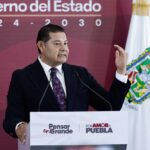 Alejandro Armenta insiste en que el proyecto del cablebús no implicará tala de árboles; optará por su trasplante con tecnología especializada. FOTO: Curul Puebla.