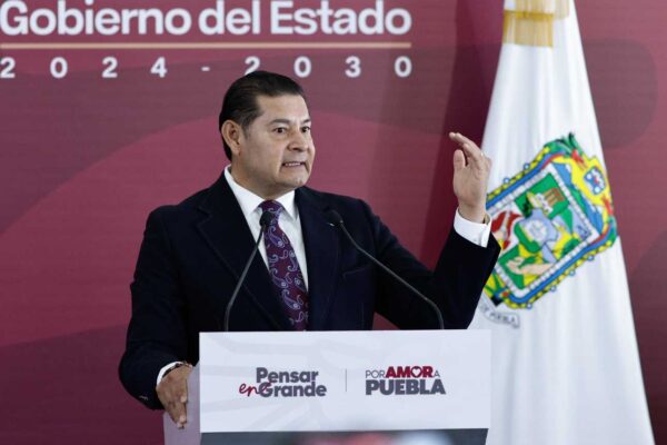 Alejandro Armenta insiste en que el proyecto del cablebús no implicará tala de árboles; optará por su trasplante con tecnología especializada. FOTO: Curul Puebla.
