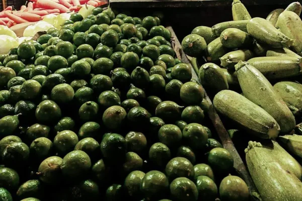 El jitomate, transporte aéreo y alimentos impulsaron el alza de precios en marzo; el huevo bajó de precio. FOTO: El Sol de México.