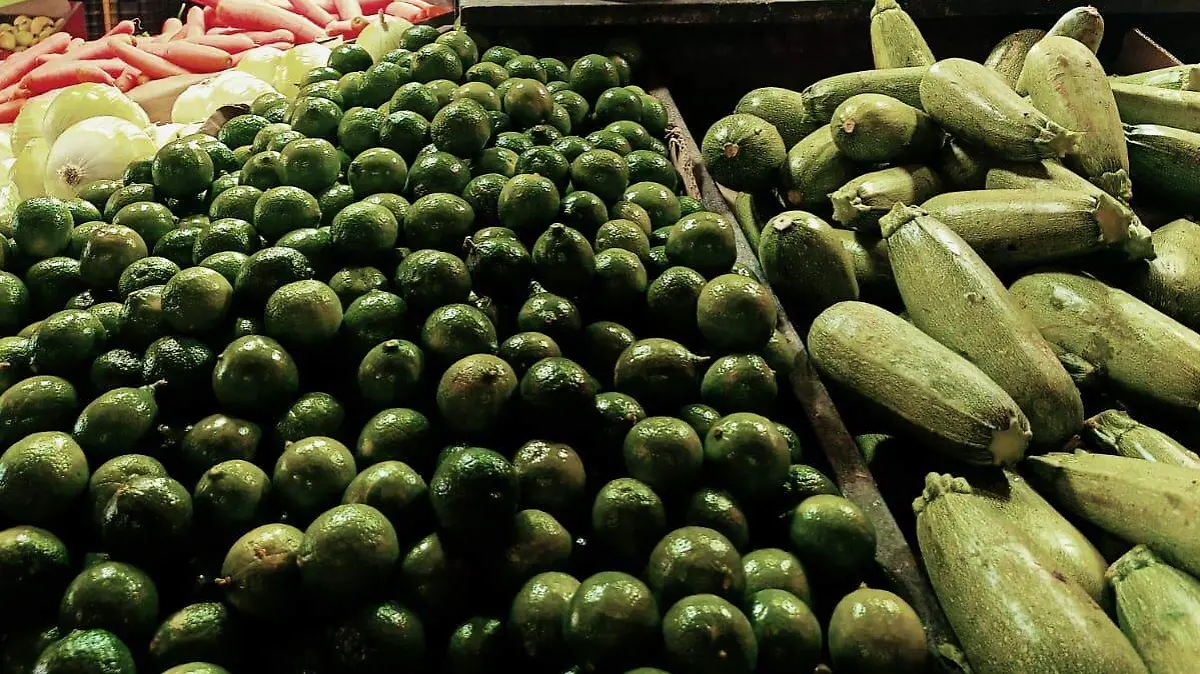 Jitomate, transporte aéreo y luz impulsan alza de precios en México durante marzo de 2026