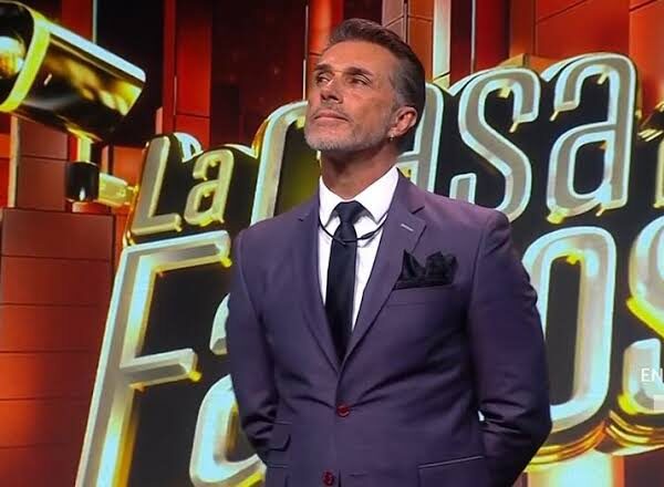 Sergio Mayer no podría regresar a la bancada de Morena en la Cámara de Diputados: sus derechos partidistas siguen suspendidos mientras enfrenta un proceso interno.