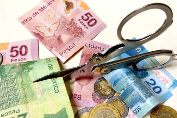 La medida busca reducir gastos del INE y eliminar beneficios considerados excesivos dentro del sistema electoral para integrarlos a Programas del Bienestar.