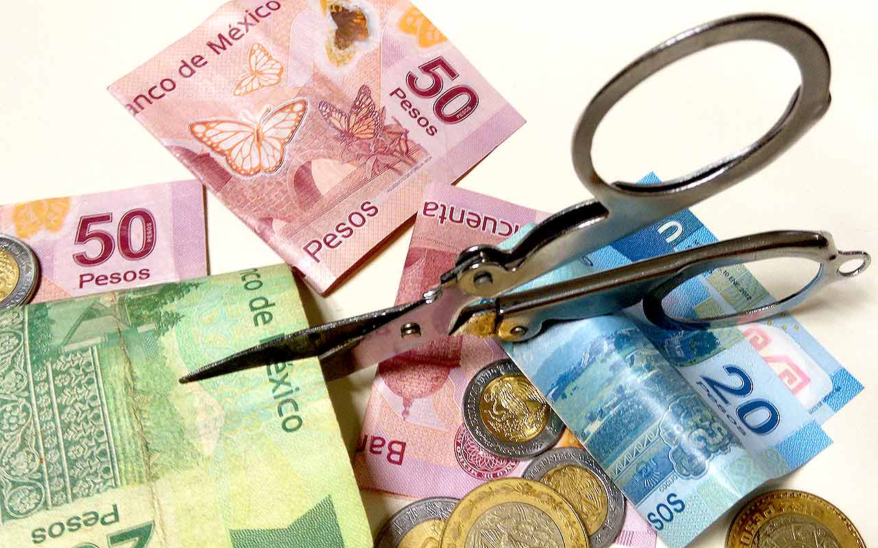 La medida busca reducir gastos del INE y eliminar beneficios considerados excesivos dentro del sistema electoral para integrarlos a Programas del Bienestar.