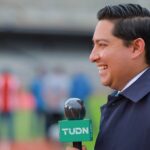 Los periodistas Julio Ibáñez y Danny García fueron reportados como detenidos en Sudáfrica tras un confuso incidente durante una transmisión en vivo. FOTO: Milenio.