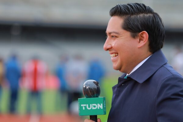 Los periodistas Julio Ibáñez y Danny García fueron reportados como detenidos en Sudáfrica tras un confuso incidente durante una transmisión en vivo. FOTO: Milenio.