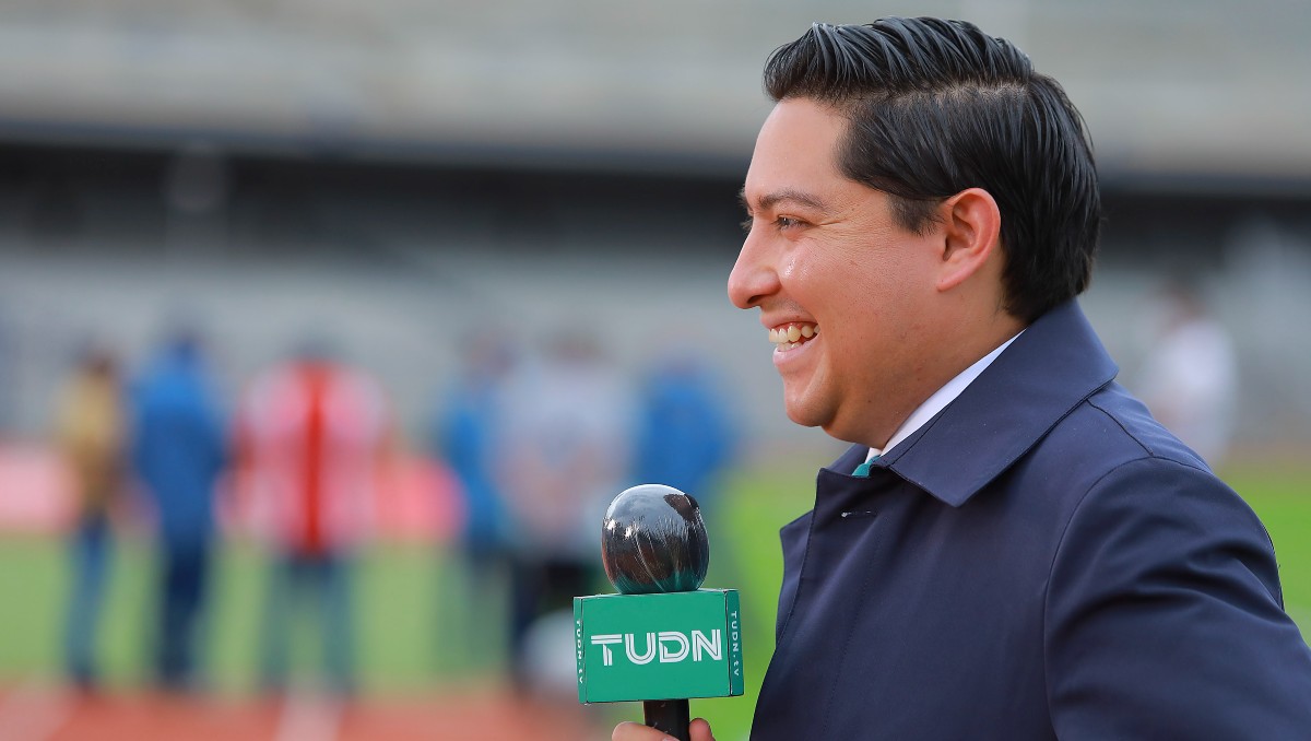 Los periodistas Julio Ibáñez y Danny García fueron reportados como detenidos en Sudáfrica tras un confuso incidente durante una transmisión en vivo. FOTO: Milenio.