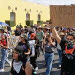 “Parques sí, cables no”; alrededor de 400 estudiantes de la BUAP marcharon de Ciudad Universitaria a Casa Aguayo para exigir la cancelación del Cablebús. FOTO: Mediatik.