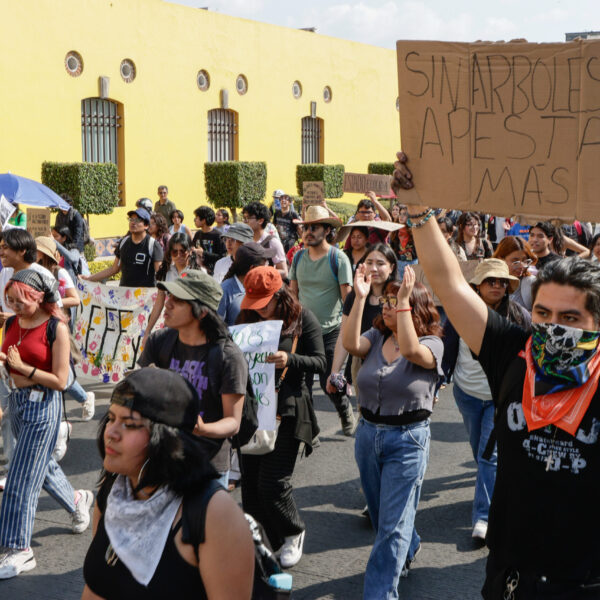“Parques sí, cables no”; alrededor de 400 estudiantes de la BUAP marcharon de Ciudad Universitaria a Casa Aguayo para exigir la cancelación del Cablebús. FOTO: Mediatik.