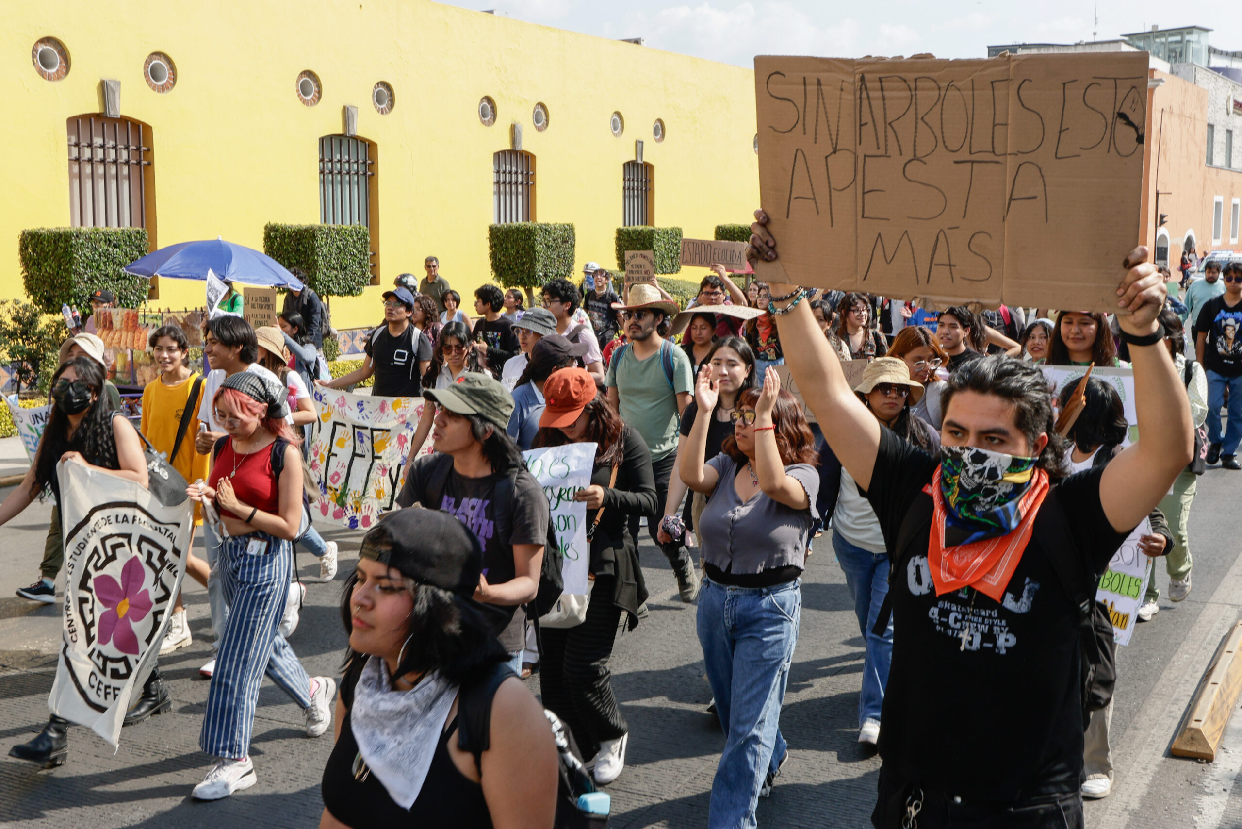 “Parques sí, cables no”; alrededor de 400 estudiantes de la BUAP marcharon de Ciudad Universitaria a Casa Aguayo para exigir la cancelación del Cablebús. FOTO: Mediatik.