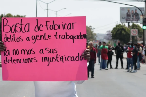La SSP Puebla reveló que las protestas en el Mercado La Acocota fueron orquestadas por criminales que pagaron 500 pesos a gente externa. FOTO: EsImagen.