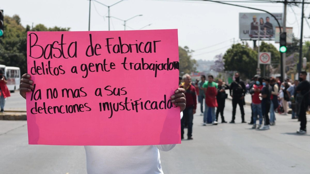 La SSP Puebla reveló que las protestas en el Mercado La Acocota fueron orquestadas por criminales que pagaron 500 pesos a gente externa. FOTO: EsImagen.