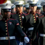 Estados Unidos endurece sus medidas de seguridad con la presencia de ICE en accesos durante graduaciones de Marines, generando preocupación entre familiares sin documentos. FOTO: US Marine Corps.