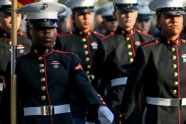 Estados Unidos endurece sus medidas de seguridad con la presencia de ICE en accesos durante graduaciones de Marines, generando preocupación entre familiares sin documentos. FOTO: US Marine Corps.