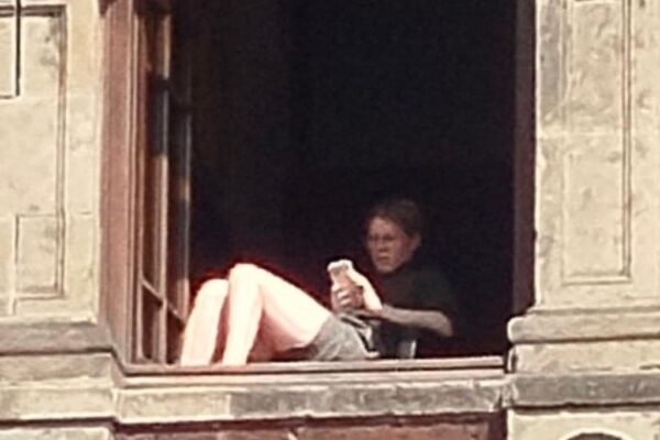 Sheinbaum confirmó que la mujer que tomaba el sol en Palacio Nacional ya fue castigada y pidió respeto al recinto nacional. FOTO; Redes.