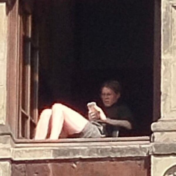 Sheinbaum confirmó que la mujer que tomaba el sol en Palacio Nacional ya fue castigada y pidió respeto al recinto nacional. FOTO; Redes.