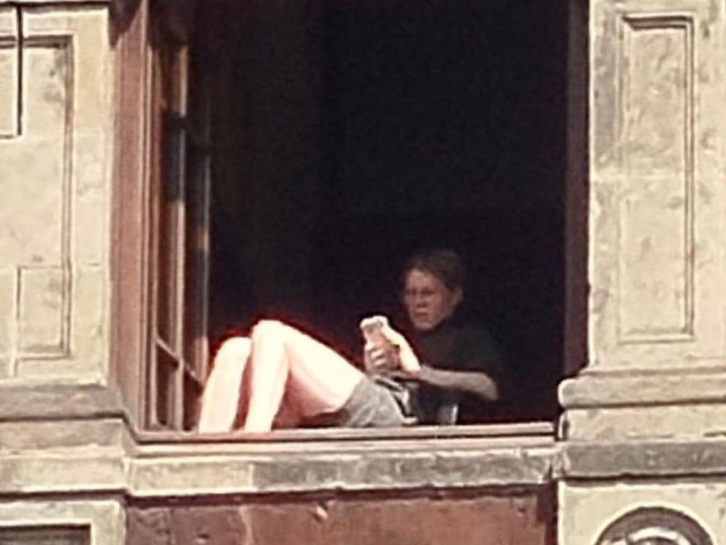 Sheinbaum confirmó que la mujer que tomaba el sol en Palacio Nacional ya fue castigada y pidió respeto al recinto nacional. FOTO; Redes.