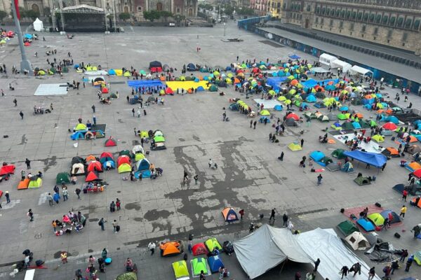 Integrantes de la CNTE iniciaron un paro de 72 horas con movilizaciones en distintos estados además instalaron un plantón en el Zócalo. FOTO: @HalconOnce.
