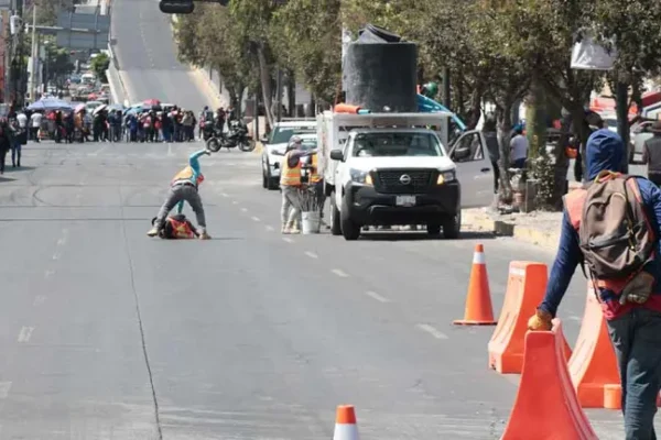 Alejandro Armenta asegura que el "Paseo de los Campeones" en la Calzada Zaragoza no sacrificará carriles de circulación. FOTO: Agencia Gran Angular.