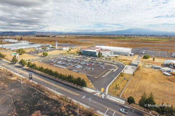 El gobierno de Armenta anunció la donación de un terreno aledaño al Aeropuerto Internacional Hermanos Serdán para desarrollar un complejo turístico y de hospedaje. FOTO: MosquitoFilms.