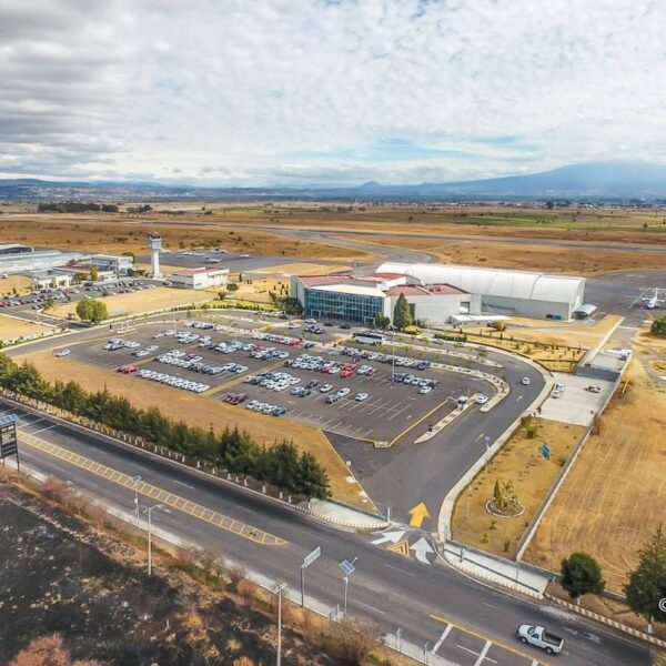 El gobierno de Armenta anunció la donación de un terreno aledaño al Aeropuerto Internacional Hermanos Serdán para desarrollar un complejo turístico y de hospedaje. FOTO: MosquitoFilms.