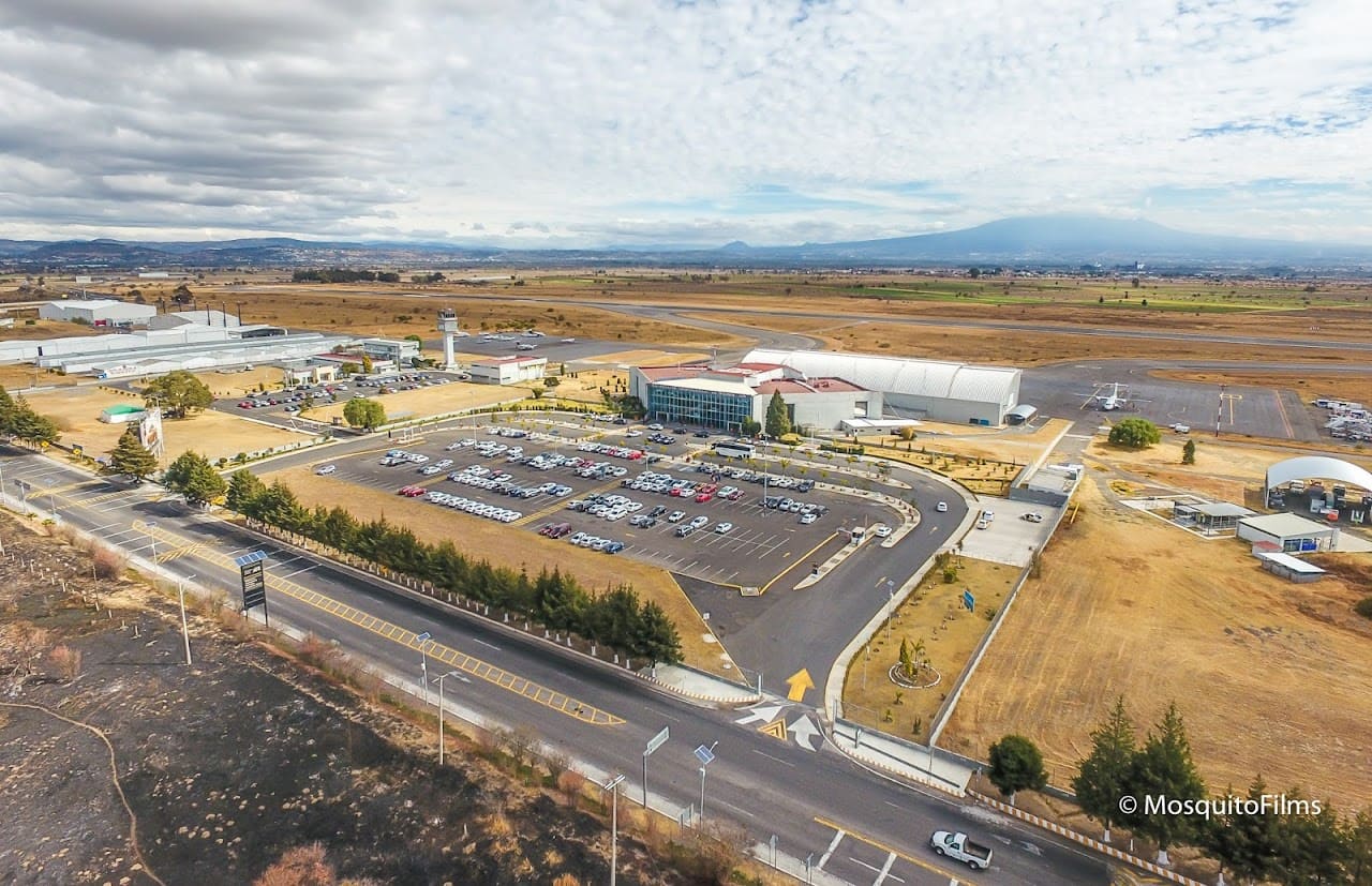 El gobierno de Armenta anunció la donación de un terreno aledaño al Aeropuerto Internacional Hermanos Serdán para desarrollar un complejo turístico y de hospedaje. FOTO: MosquitoFilms.
