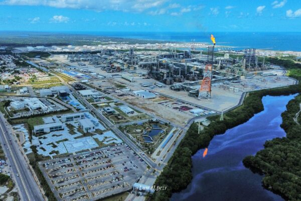 Tras el incendio en la Refinería Olmeca, en Tabasco, comunidades denuncian daños ambientales y económicos tras un derrame de crudo en la zona. FOTO: @LumaLPez1.