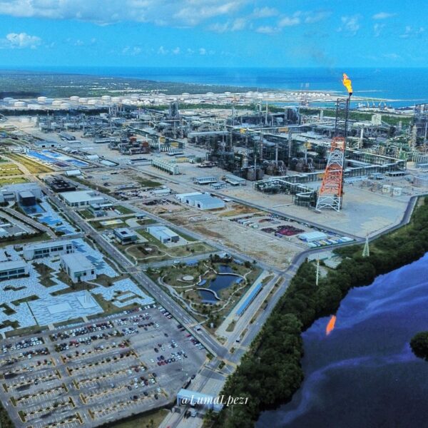 Tras el incendio en la Refinería Olmeca, en Tabasco, comunidades denuncian daños ambientales y económicos tras un derrame de crudo en la zona. FOTO: @LumaLPez1.