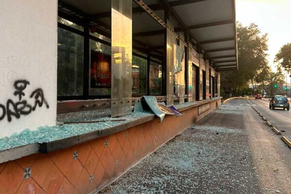 Varias estaciones de la Línea 3 de RUTA suspendieron temporalmente su servicio para trabajos de limpieza y rehabilitación tras las movilizaciones del 8M. FOTO: Diario Puntual.