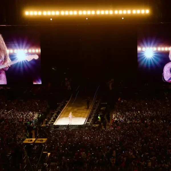 La CDMX vivió una noche histórica con el cierre de la gira Las Mujeres Ya No Lloran de Shakira. FOTO: Roberto García Ortiz/ La Jornada.