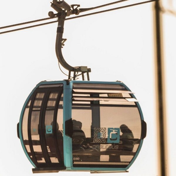 Alejandro Armenta sostiene que defenderá el proyecto del cablebús sin frenar su desarrollo. FOTO: CUARTOSCURO.