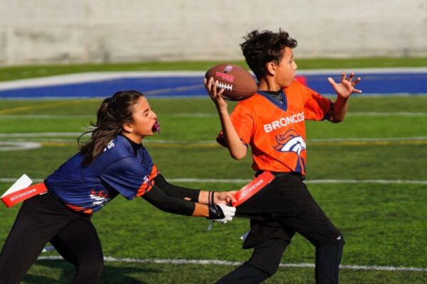 La expansión del flag football en escuelas de Puebla avanza con apoyo de la NFL y los Denver Broncos, en un esfuerzo por acercar este deporte a nuevas generaciones. FOTO: N+.