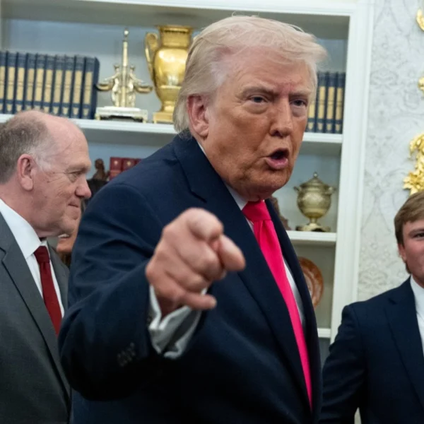 Trump aseguró ayer que Irán le había dado un "regalo"; Irán respondió que "no llame acuerdo a su derrota". FOTO: AP.