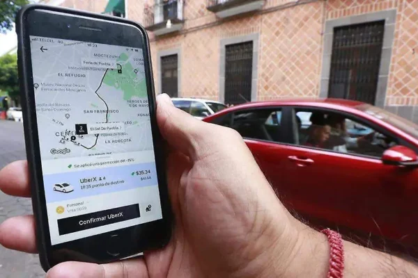 Uber retiró el amparo con el que buscaba evitar la regulación en Puebla, por lo que ahora deberá someterse a la normativa para poder seguir operando. FOTO: El Sol de Puebla.